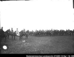 Besichtigung des Feld-Artillerie-Regiments Nr. 46 Enthält: Platte 22, Soldaten auf mit Pferden bespannten Geschützlafetten reiten in Front vor einer Gruppe von Offizieren vorbei