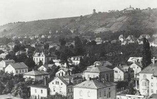Radebeul. Oberlößnitz. Blick vom Turm der Lutherkirche nach Nordwesten gegen Weinberge mit Bismarckturm und Gasthaus 'Spitzhaus'
