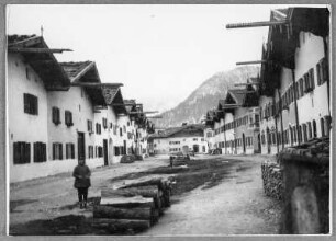 Dorf Mittenwald : Mittenwald. Obermarkt mit Wohn- und Geschäftshäusern. Blick zur Pfarrkirche St. Peter und Paul