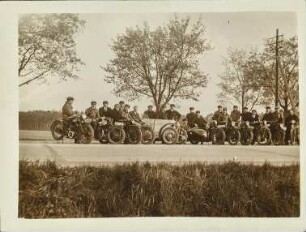 [Männergruppe mit Fahrzeugen]