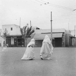 Straßenbild mit Einheimischen aufgenommen vermutlich in Nordafrika