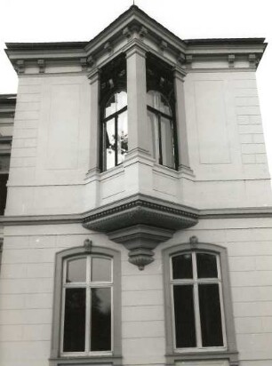 Dresden-Mickten, Kötzschenbroder Straße 24/26. Villa (um 1895). Erker der Straßenfront