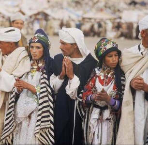 Heiratsmarkt der Berber : Geschmückte Frauen in traditioneller Kleidung auf dem Heiratsmarkt der Berber in Imilchil im Hohen Atlas.