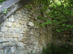 Kirchhof im Nordnordwesten-Kirchhofmauer - ansteigend zur Bergseite im Norden - mit Werksteinen im Mauersteinverband