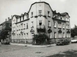 Dresden-Mickten, Naundorfer Straße 20/Ecke Hauptmannstraße. Wohnhaus (um 1900). Eckansicht mit Einfriedung von Südosten