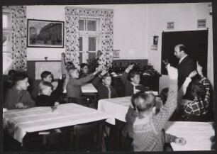 Schüler melden sich bei einem Kurs über gute Tischsitten