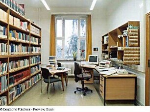 Sächsische Landesbibliothek - Staats- und Universitätsbibliothek Dresden. Zweigbibliothek Maschinenwesen, Teilbibliothek Energieumwandlung/Verfahrenstechnik. Dienstzimmer Mitarbeiter mit Magazinaufstellung Monografien : Dresden-Südvorstadt, Helmholtzstraße 14 (Merkel-Bau der TU Dresden). Sächsische Landesbibliothek - Staats- und Universitätsbibliothek Dresden. Zweigbibliothek Maschinenwesen, Teilbibliothek Energieumwandlung/Verfahrenstechnik. Dienstzimmer Mitarbeiter mit Magazinaufstellung Monografien