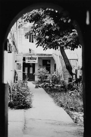 Innenhof mit Hinweisschild eines Berufsfotografen