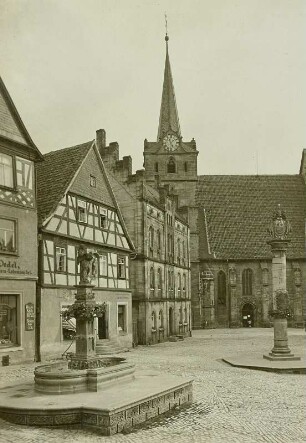 Kronach, Johannesbrunnen : Kronach. Melchior Otto-Platz mit Johannesbrunnen, Ehrensäule und Stadtpfarrkirche