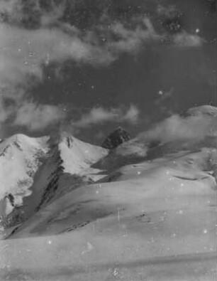 Gebirgslandschaft : Eine schneebedeckte Gebirgslandschaft im Tian Shan Hochgebirge