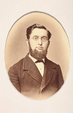 Porträt Karl Heinrich Mey : Foto-/Bildersammlung Stenografische Sammlung. Porträt Karl Heinrich Mey. Photographie (1880/1885; C. Seeber). Dresden: SLUB P a 0188