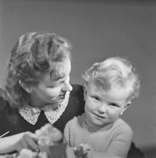 Mutter und Kleinkind mit Spielzeug