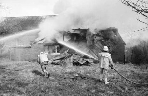 Grastwiete: Freiwillige Feuerwehren aus Bargfeld-Stegen, Nienwohld, Elmenhorst und Jersbek löschen den Brand eines Resthofes