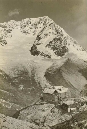 Italien. Ortlergruppe. Ortler (3902 m) mit Schaubach-Hütte (1926 vollendet; P. Portaluppi)