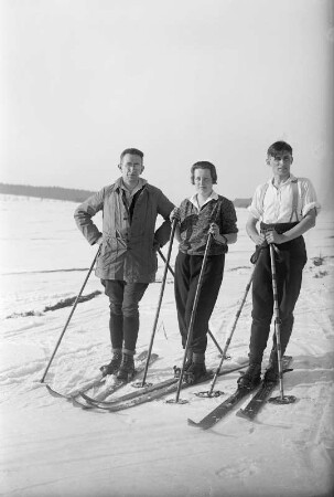 Walter Möbius mit zwei weiteren Skiläufern