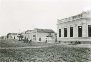Sandige, unbefestigte und breite Straße in Três Lagoas