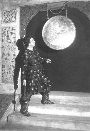 Turandot. Oper von G. Puccini. Staatsoper Dresden, deutsche Erstaufführung und Uraufführung der von F. Alfano vervollständigten Fassung 4.7.1926 unter Leitung von Fritz Busch