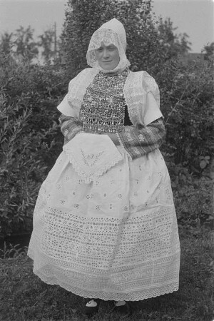 Brautführerin ,, Zamama'' in Hoyerswerdaer Tracht. : Zamama we Wojerowskej drasće.