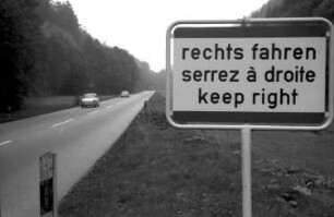 Höllental: Unfallverhütungs-Schilder; "rechts fahren - serrez à droite - keep right"