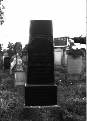 Grabstein 1112 (Index: 100104187) Material: schwarzer Granit Zustand: gut erhalten Maße HxBxT: 140x45x21 cm Beschreibung: Obelisk: Grabstein 1112