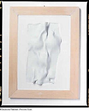 Tuch - körperbetont (Faltung). Biskuitporzellan im Gipsbett; 400 x 300 mm (1999; O. Stoy)