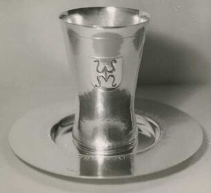 Becher und Teller aus Silber von W. Tettenborn
