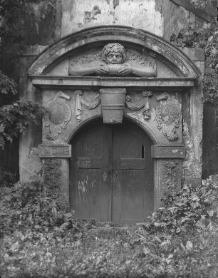 Dresden-Hellerau. Hellerschänke ("Zum letzten Heller"). Portal des Eingangs zum Weinkeller. Jetzt in Dresden eingebaut, Terrassengasse