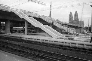 Freiburg: Treppe am Bahnsteig