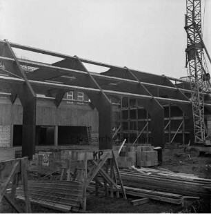 Tremsbüttel-Dorf: Gemeindezentrum: Mehrzweckhalle im Bau: Blick von außen auf Dachkonstruktion aus Holz-Leimbinder: rechts Kran: im Vordergrund Holzböcke und Bretter