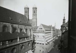 München, Neuhauser Straße : München. Neuhauser Straße mit Augustinerkirche. Blick nach Osten gegen die Türme der Frauenkirche