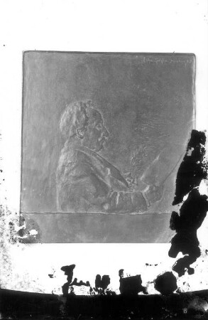 Vater, Noten lesend. Gips, getönt (1908; E. Richter). Dresden-Südvorstadt, Eisenstuckstraße, Atelier der Künstlerin
