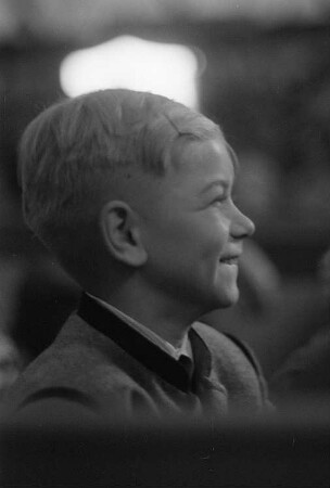 Portrait eines Kindes im Publikum einer Veranstaltung des Volkseigenen Circus Aeros