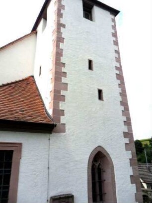 Ansicht von Ostsüdosten über Kirchturm (im Kern Romanischer Chorturm mit Turmchor-Gotisch überarbeitet)-Schlitzscharten im Mittelgeschoß-Glockenstube im 18 Jh erneuert