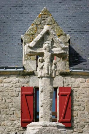 Frankreich. Pays de la Loire. Loire Atlantique. Trescalon. Alter Calvaire vor typischer Hausfassade