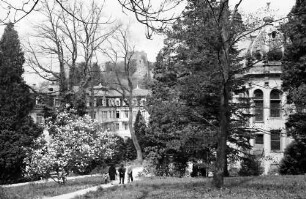 Badenweiler: Schlosspark mit Hotel Römerhof und Burg