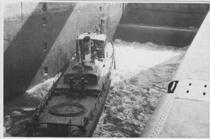 Schlepper in Schleusenkammer Feudenheim