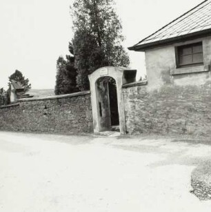 Friedhofsmauer und Eingang zum Städtischen Friedhof