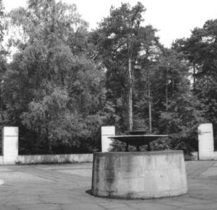 Dresden-Trachau, Moritzburger Landstraße 299. Heidefriedhof (1929-1934 angelegt). Ehrenhain mit Mahnmalen für die Opfer des Faschismus (1962-1963; K. Girt, K. Röthig)