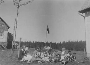 Mitglieder des Kommunistischen Jugendverbandes Deutschlands (KJVD) der Ortsgruppe Bermsgrün bei einem Ausflug in Halbmeile in der Tschechoslowakischen Republik (CSR) : Mitglieder des Kommunistischen Jugendverbandes Deutschlands der Ortsgruppe Bermsgrün bei einem Ausflug in Halbmeile (CSR)