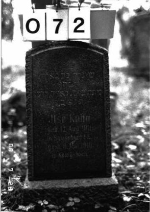 Grabstein 72 (Index: 100101276) Material: Granit Zustand: gut Maße HxBxT: 70x32x18 cm Beschreibung: Stele, Sockel, Segmentbogenabschluß Besonderheit: Kindergrab: Grabstein 72