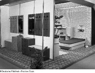 Ausstellungskojen mit Wohnzimmermöbeln des VEB Möbelkombinat Ribnitz-Damgarten. Ansicht mit Garderobenmöbeln und Schlafmöbelprogramm "Schwerin 1
