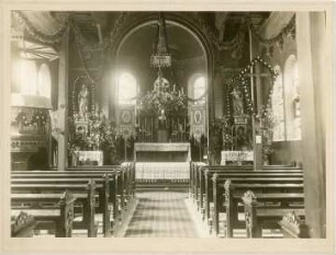 Katholische Kirche: Innenraum mit Altar