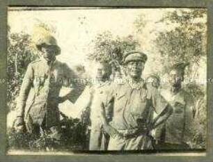 Afrikanische Offiziere (Effendis) und Askaris der Schutztruppen