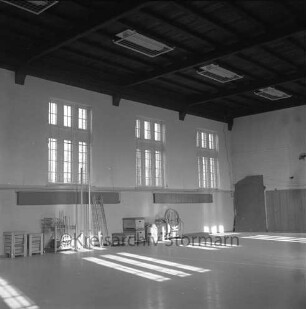Turnhalle Woldenhorn-Schule: Sonderschule des Kreises Stormarn für geistig behinderte Kinder: Ecke Reeshoop / Schulstraße: ehemalige Turnhalle der Grundschule Am Schloss nach Modernisierung: Innenaufnahme