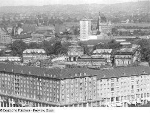 Blick vom Rathausturm über die Wohnbebauung Ernst-Thälmann-Straße (Wilsdruffer Straße)/Schloßstraße und den Zwinger zum Neustädter Elbufer