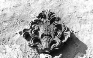 Hirschfelde. Grabstein, Detail (Müllerwappen) an der Kirche