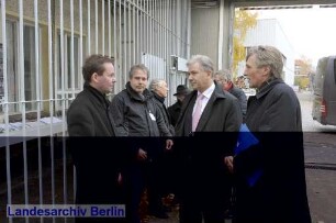 Der Regierende Bürgermeister Klaus Wowereit (2.v.r.) besucht die Gedenkstätte Hohenschönhausen, Genslerstraße 66 (Hohenschönhausen)