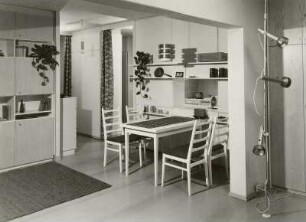 Eßtisch : Musterwohnzimmer (1972; Deutsche Bauakademie). Eßplatz mit Durchreiche zur Küche