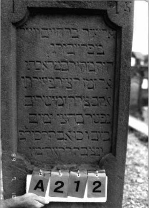Grabstein 212 (Index: 99797671) Material: Sandstein, rot Zustand: gut Maße HxBxT: 153x53x16 cm Beschreibung: Stele, Spitzbogenabschluß Symbolik: Maßwerk: Grabstein 212A