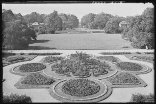 Dresden. Blumenrabatten im Großen Garten, Hauptallee